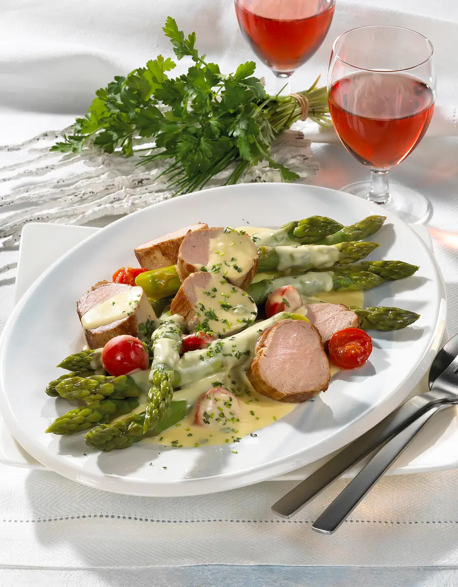 Schweinelendchen mit grünem Spargel, Kirschtomaten und Kräuter-Hollandaise Rezept Schweinelendchen mit grünem Spargel, Kirschtomaten und Kräuter-Hollandaise Rezept