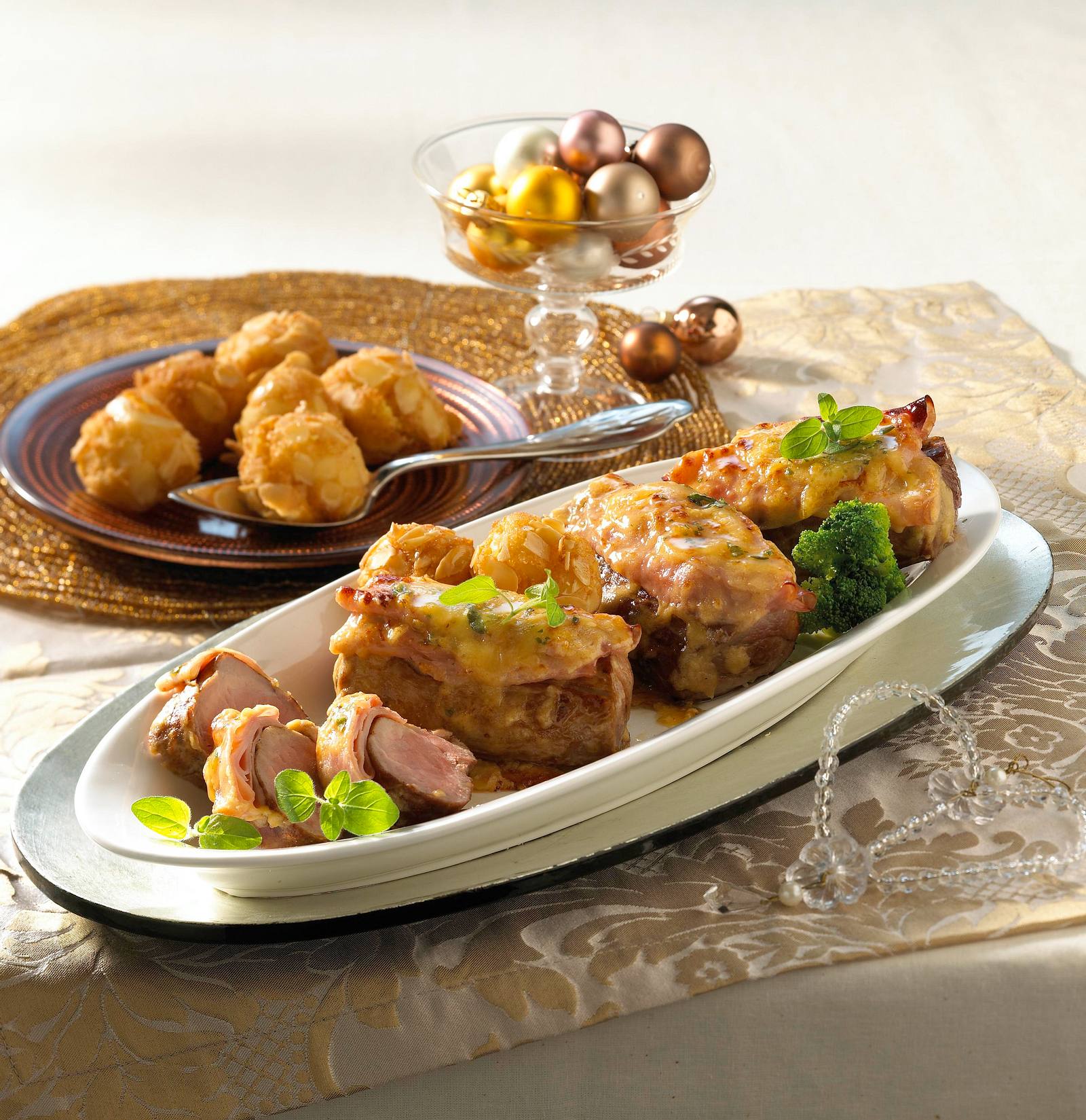 Schweinelendchen mit Käse-Schinken-Kruste Rezept | LECKER