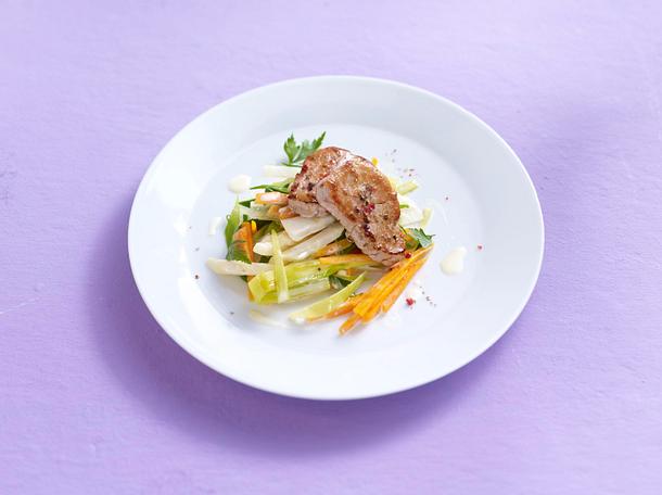 Schweinemedaillons auf Juliennegemüse Rezept Schweinemedaillons auf Juliennegemüse Rezept