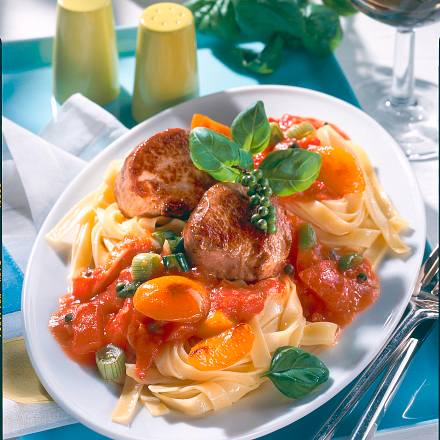 Schweinemedaillons in Tomaten-Aprikosensoße Rezept Schweinemedaillons in Tomaten-Aprikosensoße Rezept