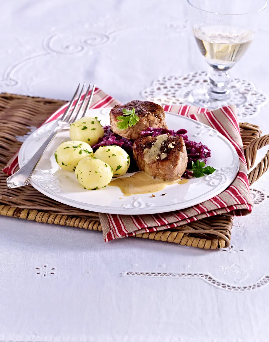 Schweinemedaillons mit Apfelrotkohl und Mini-Knödeln Rezept Schweinemedaillons mit Apfelrotkohl und Mini-Knödeln Rezept