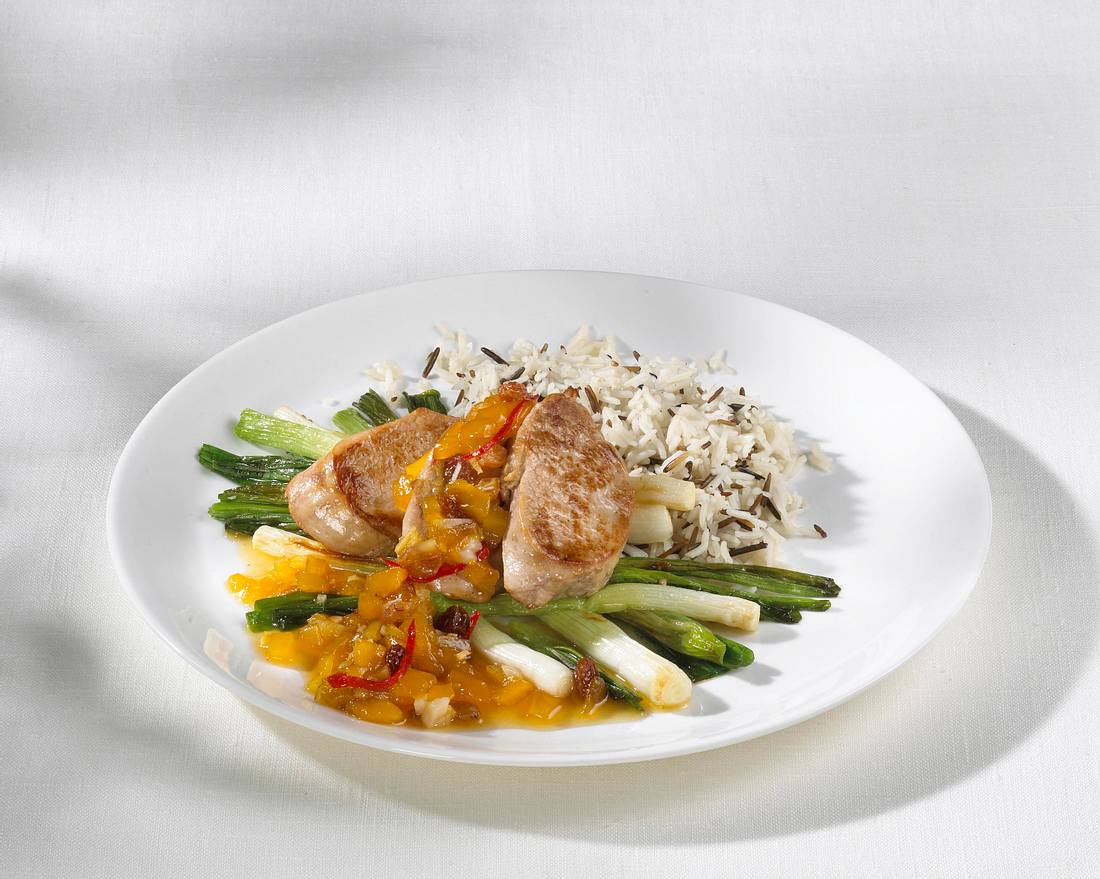 Schweinemedaillons mit Mangochutney und Wildreismischung Rezept | LECKER
