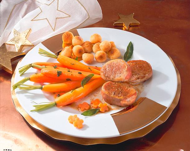 Schweinemedaillons mit Salbeimöhrchen Rezept Schweinemedaillons mit Salbeimöhrchen Rezept