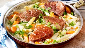 Schweinemedaillons mit Spargelgemüse Rezept - Foto: LECKER @ Bauer Media Group
