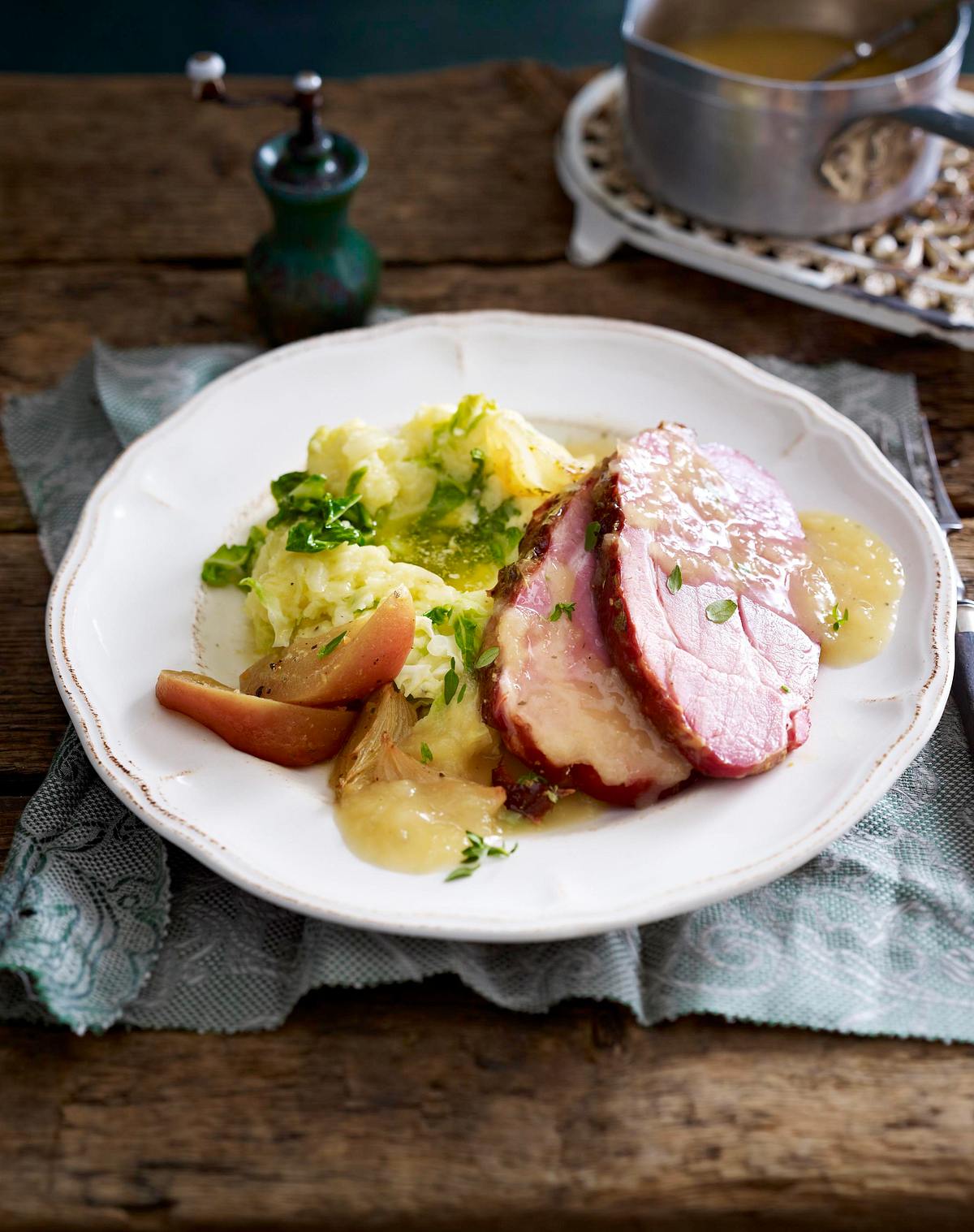 Schweinenacken in Apfelsoße zu Colcannon Rezept