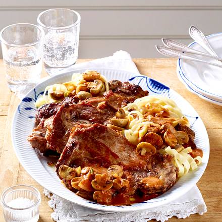 Schweinenacken-Kotelett mit Pilzrahm und Nudeln Rezept Schweinenacken-Kotelett mit Pilzrahm und Nudeln Rezept