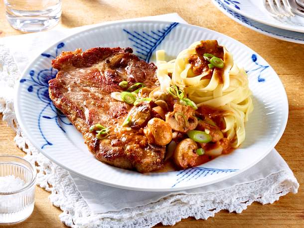Schweinenacken-Kotelett mit Pilzrahm und Nudeln Rezept Schweinenacken-Kotelett mit Pilzrahm und Nudeln Rezept