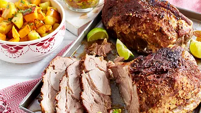 Schweinenacken mit Avocado-Tomaten-Salsa Rezept - Foto: LECKER @ Bauer Media Group
