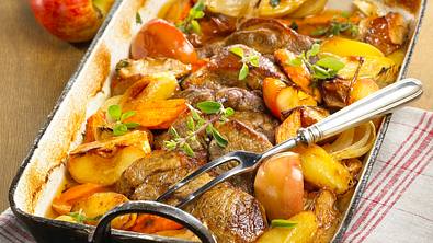 Schweinenacken mit Backhaus-Kartoffeln Rezept - Foto: LECKER @ Bauer Media Group