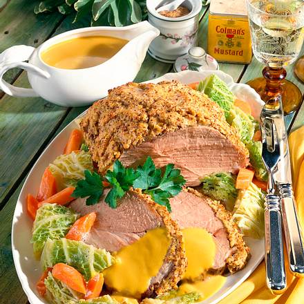Schweinenackenbraten mit Senfkruste auf Wirsing-Möhren-Gemüse Rezept Schweinenackenbraten mit Senfkruste auf Wirsing-Möhren-Gemüse Rezept