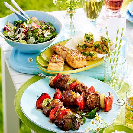 Schweinenackenspieße zu Radieschen-Salat Rezept Schweinenackenspieße zu Radieschen-Salat Rezept