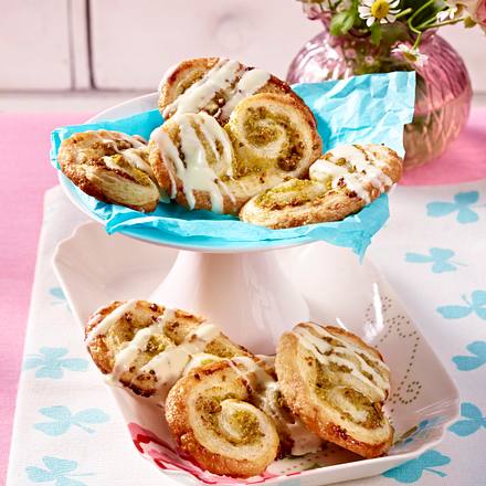 Schweineöhrchen mit Aprikosen-Konfitüre und Pistazien Rezept