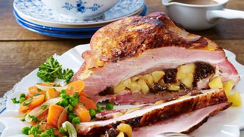 Schweinerippenbraten gefüllt mit Backpflaumen Rezept - Foto: House of Food / Bauer Food Experts KG