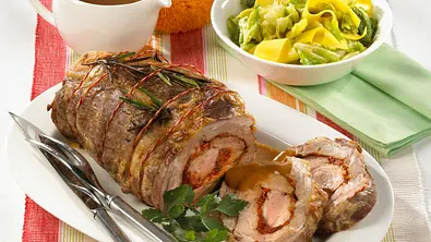 Schweinerollbraten gefüllt mit rotem Pesto Rezept - Foto: LECKER @ Bauer Media Group