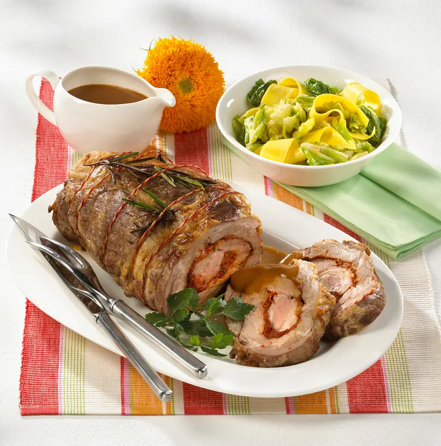 Schweinerollbraten gefüllt mit rotem Pesto Rezept Schweinerollbraten gefüllt mit rotem Pesto Rezept