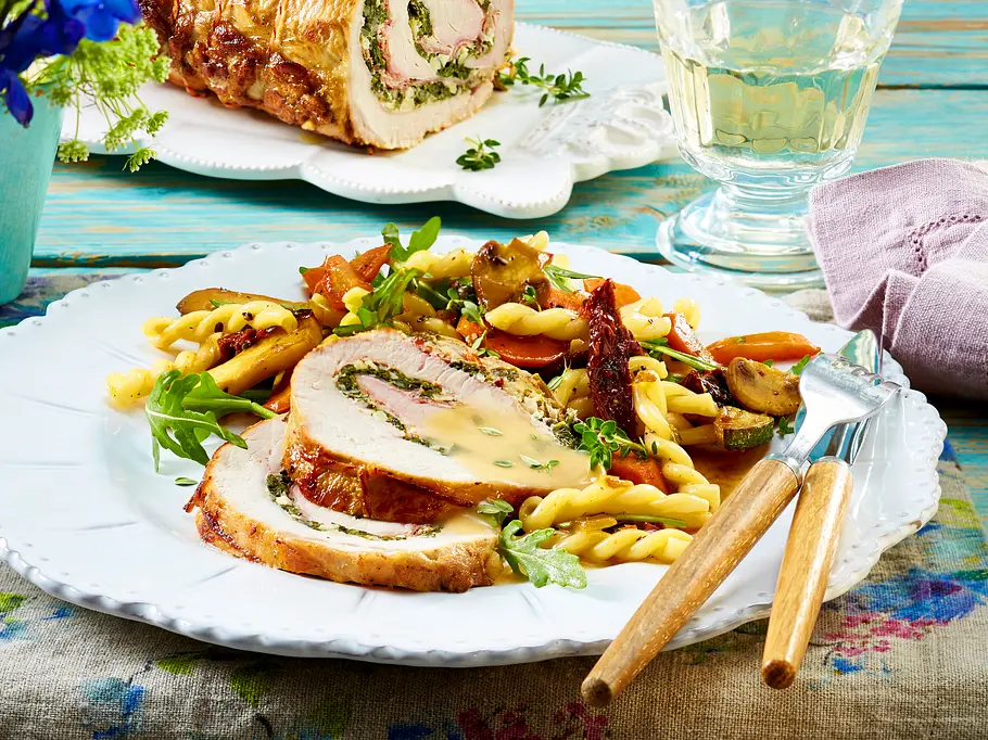 Schweinerollbraten mit mediterranem Nudelsalat Rezept