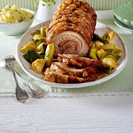 Schweinerollbraten mit Porree und Kartoffelpüree Rezept Schweinerollbraten mit Porree und Kartoffelpüree Rezept