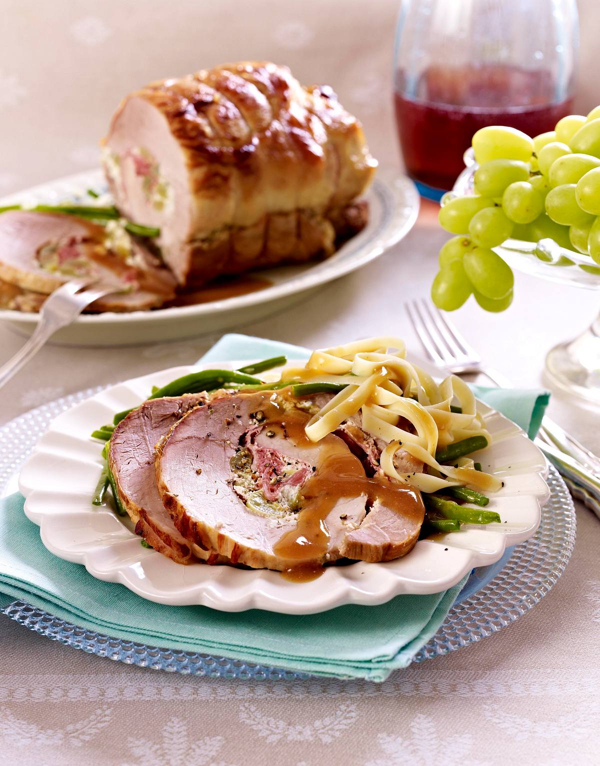 Schweinerollbraten mit Schinken und Weintrauben Rezept