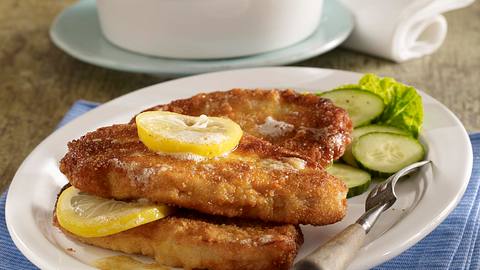 Schweinerückenschnitzel mit Speck-Kartoffelsalat Rezept - Foto: House of Food / Bauer Food Experts KG