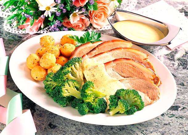 Schweinerücken mit Béarnaise, Sesambällchen und Broccoli Rezept Schweinerücken mit Béarnaise, Sesambällchen und Broccoli Rezept