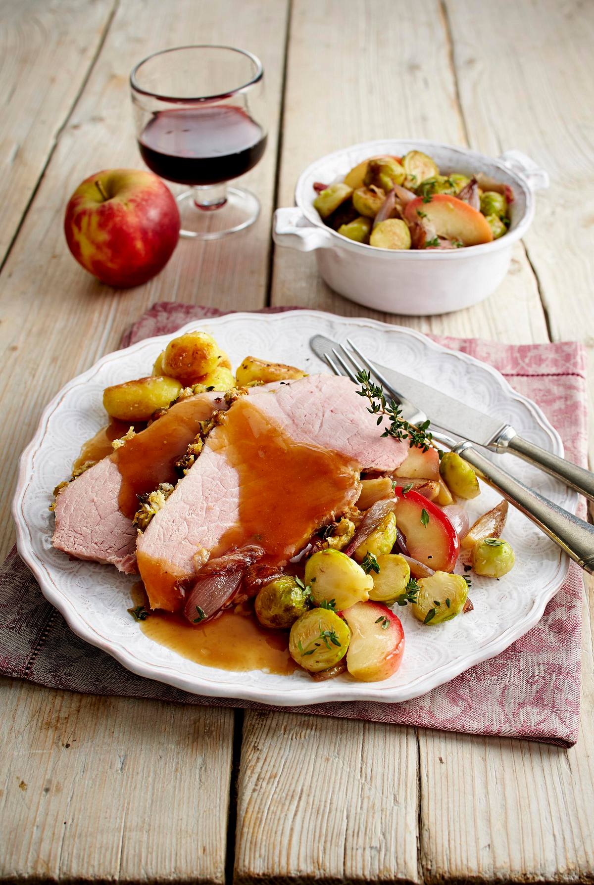 Schweineschinkenbraten mit Apfel-Rosenkohl und Röstkartoffeln Rezept