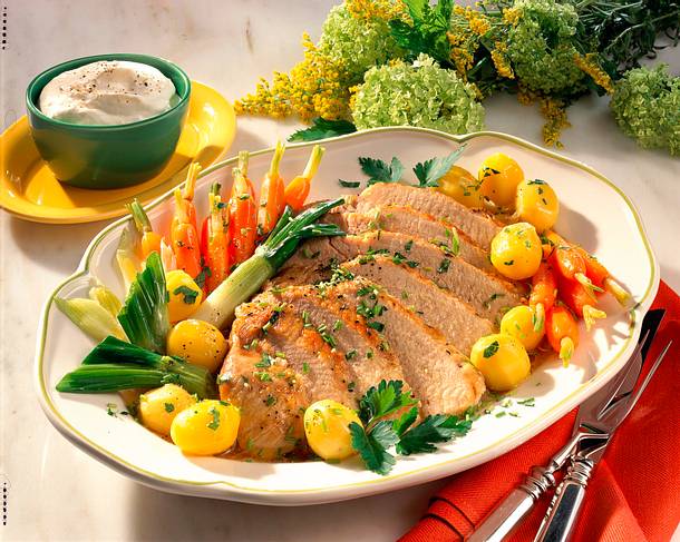 Schweineschmorbraten mit Bouillon-Gemüse Rezept Schweineschmorbraten mit Bouillon-Gemüse Rezept