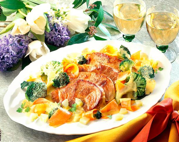 Schweineschnitzel auf Gemüse mit Kerbel-Hollandais Rezept