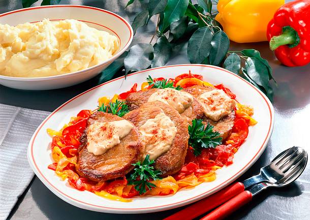 Schweineschnitzel auf Paprikagemüse Rezept Schweineschnitzel auf Paprikagemüse Rezept