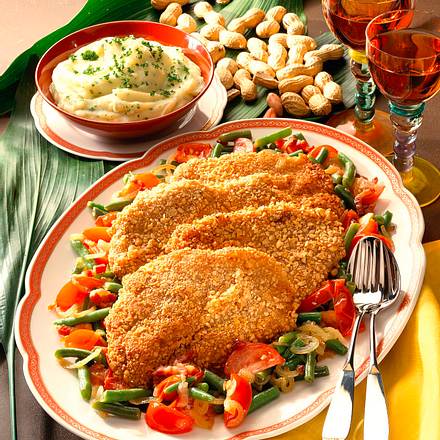 Schweineschnitzel in Erdnusskruste Rezept