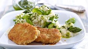 Schweineschnitzel in Parmesanpanade zu Spargel-Pesto-Risotto Rezept - Foto: House of Food / Bauer Food Experts KG