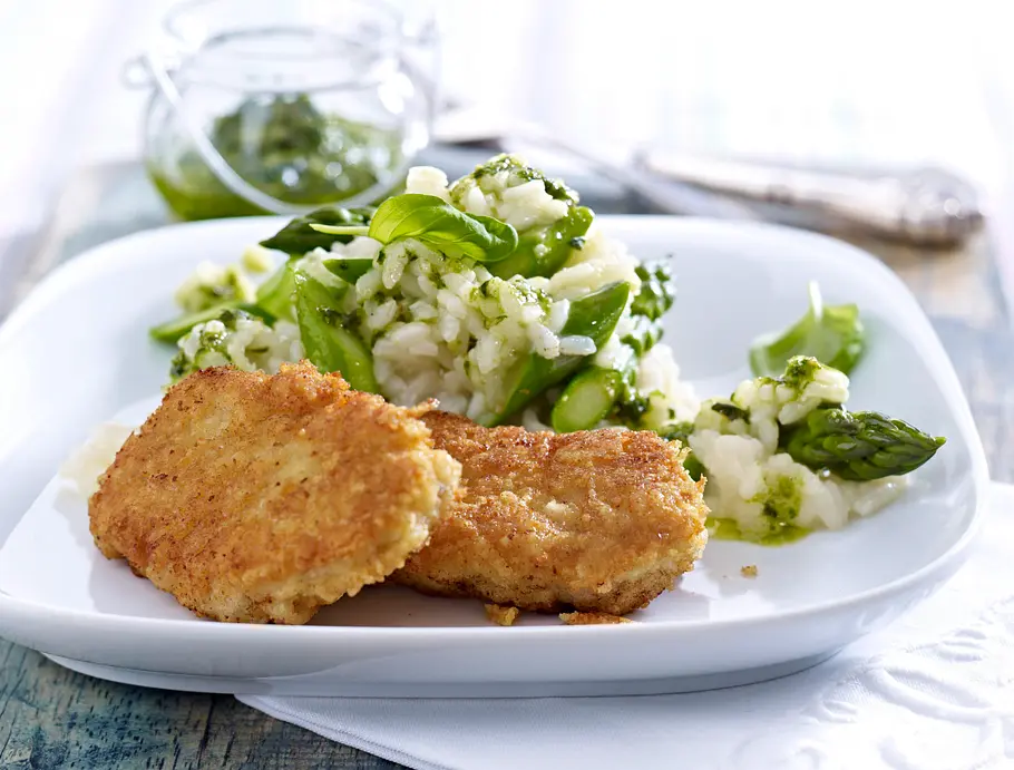Schweineschnitzel in Parmesanpanade zu Spargel-Pesto-Risotto Rezept Schweineschnitzel in Parmesanpanade zu Spargel-Pesto-Risotto Rezept