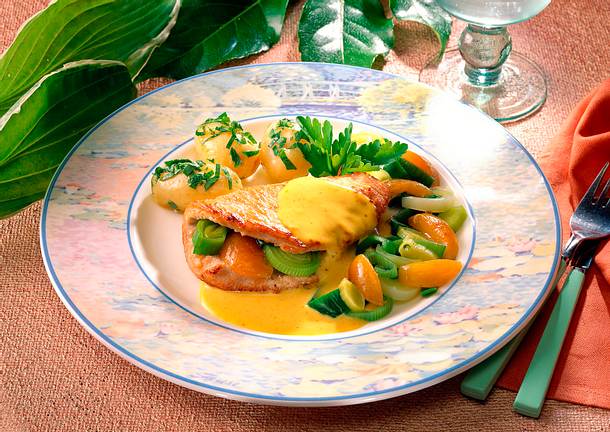 Schweineschnitzel mit Aprikosen-Lauchzwiebel-Füllung Rezept Schweineschnitzel mit Aprikosen-Lauchzwiebel-Füllung Rezept