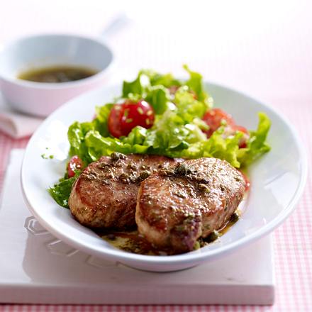 Schweineschnitzel mit Kapern-Sardellenbutter und grünem Salat Rezept