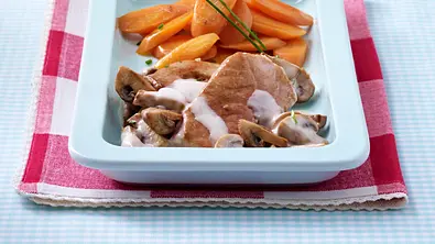 Schweineschnitzel mit leichtem Pilzrahm und Schmormöhren Rezept - Foto: LECKER @ Bauer Media Group