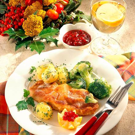Schweineschnitzel mit Preiselbeeren und Broccoli Rezept Schweineschnitzel mit Preiselbeeren und Broccoli Rezept