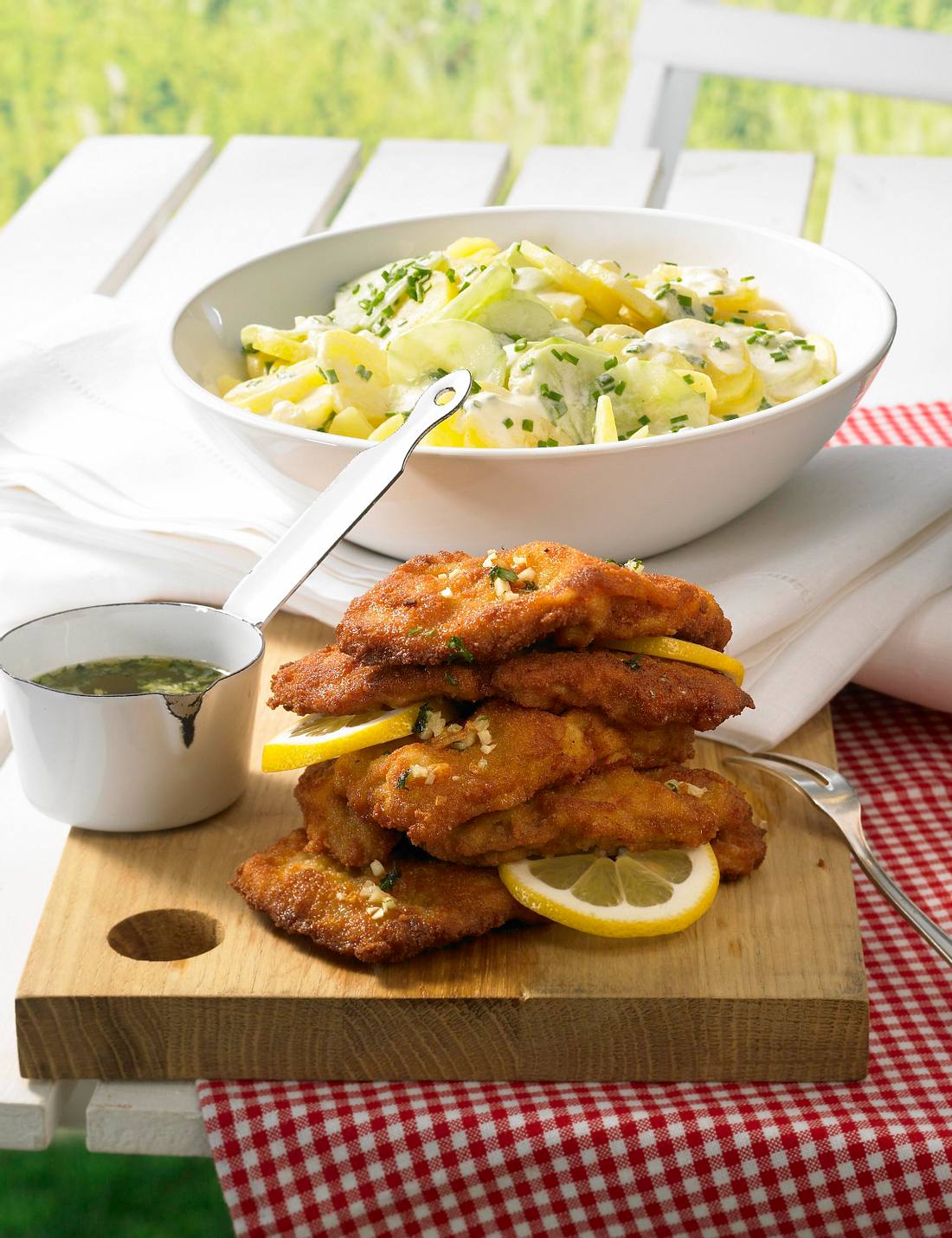 Schweineschnitzel Wienerart mit Kartoffel-Gurkensalat Rezept | LECKER