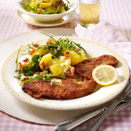 Schweineschnitzel zu Rauke-Kartoffel-Speck-Salat Rezept Schweineschnitzel zu Rauke-Kartoffel-Speck-Salat Rezept