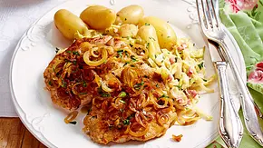 Schweinesteak mit Rahmspitzkohl Rezept - Foto: LECKER @ Bauer Media Group