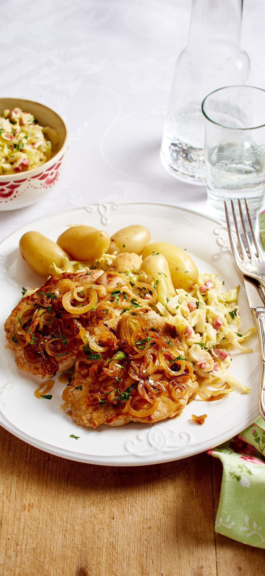 Schweinesteak mit Sahne-Speck-Kohl und neuen Kartoffeln Rezept | LECKER