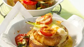 Schweinesteaks mit Camemberthaube Rezept - Foto: LECKER @ Bauer Media Group