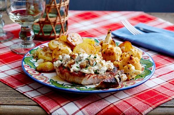 Schweinesteaks mit Feta-Walnuss-Kruste Rezept Schweinesteaks mit Feta-Walnuss-Kruste Rezept