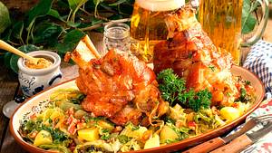 Schweinshaxe auf Wirsing-Gemüse Rezept - Foto: Neckermann