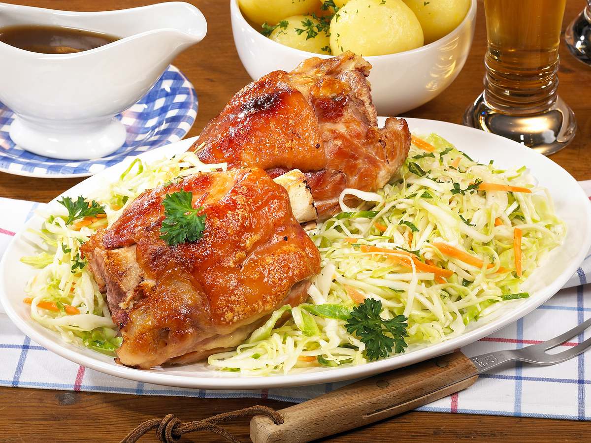 Schweinshaxe auf Krautsalat