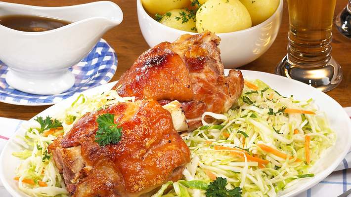 Schweinshaxe auf Krautsalat - Foto: House of Food / Bauer Food Experts KG