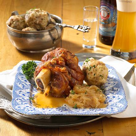 Schweinshaxe mit Brez’nknödeln Rezept Schweinshaxe mit Brez’nknödeln Rezept