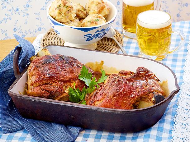 Schweinshaxe mit Brezelknödeln Rezept Schweinshaxe mit Brezelknödeln Rezept