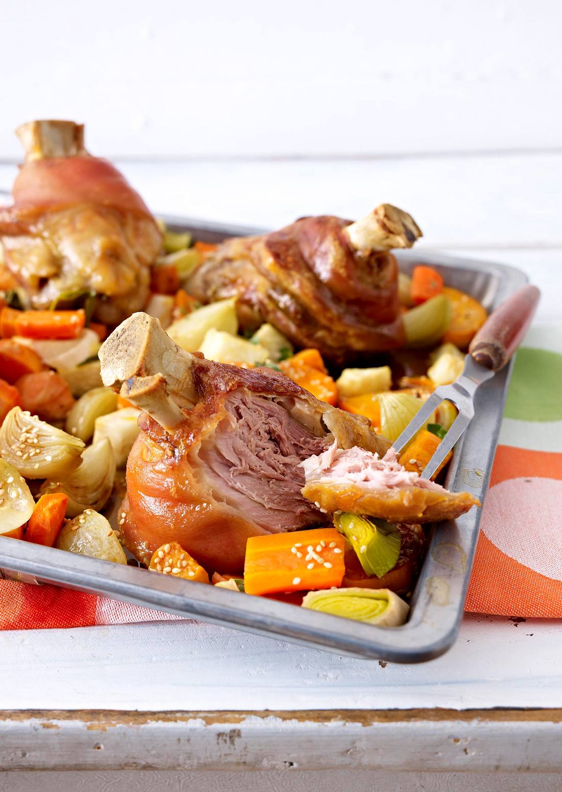 Schweinshaxen auf Röstgemüse Rezept Schweinshaxen auf Röstgemüse Rezept