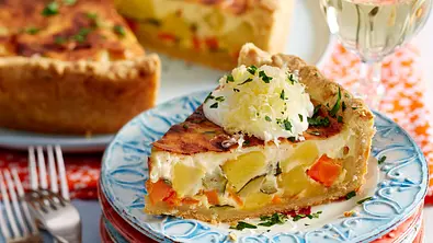Schweizer Gemüsewähe mit Fondueguss Rezept - Foto: LECKER @ Bauer Media Group