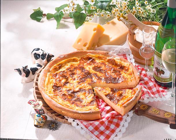 Schweizer Käsewähe mit Hefeteig Rezept