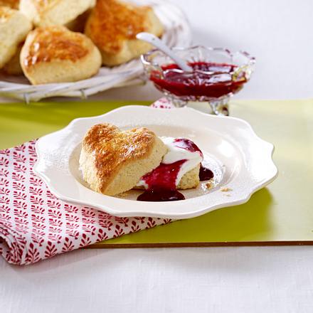 Scones-Herzen mit Blitzkonfitüre Rezept Scones-Herzen mit Blitzkonfitüre Rezept